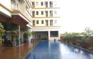 Kolam Renang 2 City View Studio Apartment at Tamansari Mahogany By Travelio