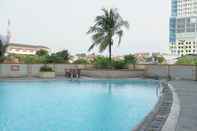 สระว่ายน้ำ Modern 1BR at Margonda Residence 1 Apartment By Travelio