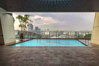 Kolam Renang 4 Modern and Exclusive Studio at Menteng Park Apartment By Travelio