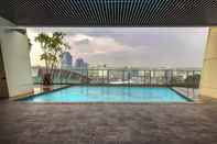 Kolam Renang Modern and Exclusive Studio at Menteng Park Apartment By Travelio