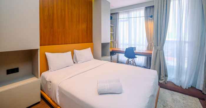Bedroom Modern and Exclusive Studio at Menteng Park Apartment By Travelio