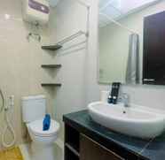 Toilet Kamar 4 Relaxing Style Studio at Nifarro Apartment By Travelio