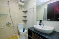 Toilet Kamar Relaxing Style Studio at Nifarro Apartment By Travelio