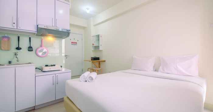 ห้องนอน Studio with Mall Access at Green Pramuka Apartment By Travelio