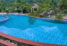 Swimming Pool 4 Wings Ha Giang Loop Bungalow
