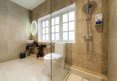 In-room Bathroom 5 Seriental Hotel | check in 3pm - 11pm only