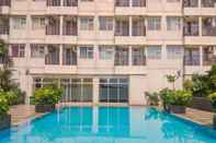 Kolam Renang Comfy and Cozy Studio Margonda Residence 3 Apartment By Travelio
