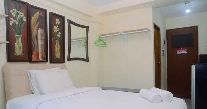 Kamar Tidur Comfy Studio at Tifolia Apartment with City View By Travelio