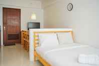 Phòng ngủ Comfy and Modern Studio Apartment The Accent Bintaro By Travelio