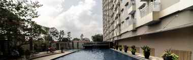 สระว่ายน้ำ 2 Modern Simply 2BR Apartment at Galeri Ciumbuleuit 2 By Travelio