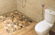 In-room Bathroom 4 The Soendari Resort by Dwaraloka