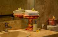 In-room Bathroom 6 D’Junas Villa Ubud by Pramana Villas