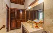 In-room Bathroom 7 D’Junas Villa Ubud by Pramana Villas