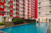 Swimming Pool Cozy Studio Taman Melati Apartment near Universitas Indonesia By Travelio