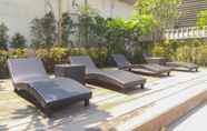 Kolam Renang 6 Great Choice 3BR at The Empyreal Apartment By Travelio