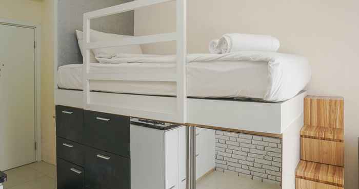 Kamar Tidur Beautiful and Comfy Studio Green Pramuka Apartment By Travelio