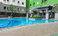 สระว่ายน้ำ 4 Great and Comfy Studio Green Pramuka Apartment By Travelio