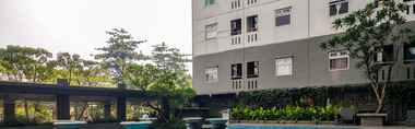 Swimming Pool 2 Great and Comfy Studio Green Pramuka Apartment By Travelio