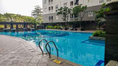 Kolam Renang 4 Great and Comfy Studio Green Pramuka Apartment By Travelio