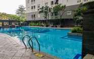 สระว่ายน้ำ 3 Great and Comfy Studio Green Pramuka Apartment By Travelio