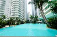 Swimming Pool Cozy 1BR with City View at Royale Springhill Apartment By Travelio