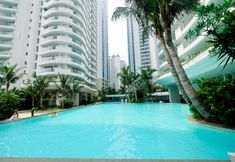Kolam Renang 3 Cozy 1BR with City View at Royale Springhill Apartment By Travelio