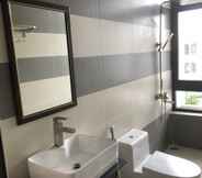 In-room Bathroom 7 Hoang Quan Hotel