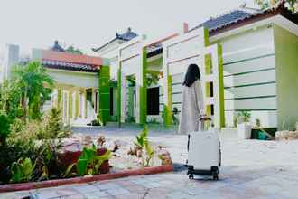 Exterior 4 Esemka Syariah Hotel And Resto