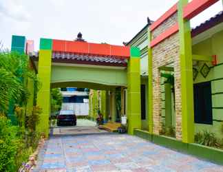 Exterior 2 Esemka Syariah Hotel And Resto