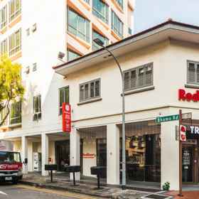 RedDoorz Hotel Premium @ Balestier 1, โรงแรม & ที่พัก Tocha Bistro | Alfresco Dining, Bar & Grill