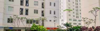 Kolam Renang 2 Furnished and Comfy 2BR Bassura City Apartment near Mall By Travelio