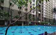 Kolam Renang 3 Stylish & Spacious 1BR Gateway Ahmad Yani Cicadas Apartment By Travelio