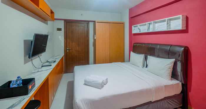 Bilik Tidur Best Price and Cozy Studio Cinere Resort Apartment By Travelio