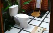 Toilet Kamar 2 Umaya Ubud Villa