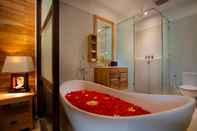 In-room Bathroom Manah Shanti Suite by Pramana Villas