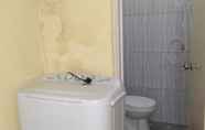 Toilet Kamar 5 Chiara Homestay Syariah 2