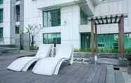 Kolam Renang 4 Luxury and Beautiful 2BR Apartment at St. Moritz By Travelio