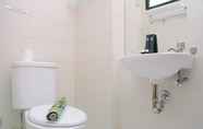 Toilet Kamar 6 Cozy Studio at Lagoon Apartment near Bekasi Town Square By Travelio