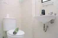 Toilet Kamar Cozy Studio at Lagoon Apartment near Bekasi Town Square By Travelio