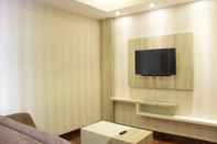 Ruang Umum Chic and Homey 2BR Apartment Newton Residence By Travelio