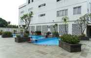 Kolam Renang 4 Elegant Studio Apartment at Margonda Residence 5 By Travelio