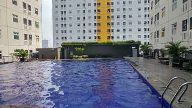 สระว่ายน้ำ 4 City View 1BR at Green Pramuka Apartment By Travelio