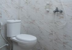 ห้องน้ำภายในห้อง 7 Hotel Padma Syariah Tangerang