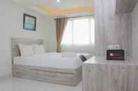 Kamar Tidur Minimalist and Comfy Studio at Amethyst Apartment By Travelio