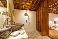 Phòng tắm bên trong Villa Namu