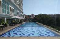 Swimming Pool Mountain View Studio at Taman Melati Jatinangor Apartment By Travelio