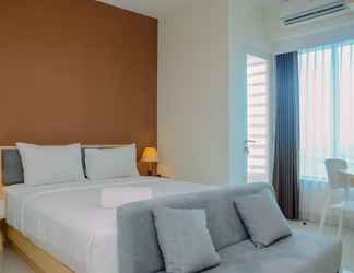 Kamar Tidur 2 Modern Style Studio at Grand Kamala Lagoon Apartment By Travelio