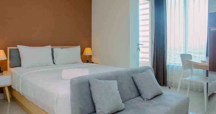 Kamar Tidur Modern Style Studio at Grand Kamala Lagoon Apartment By Travelio