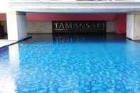 Swimming Pool Comfy and Elegant Studio Apartment at Tamansari Sudirman By Travelio