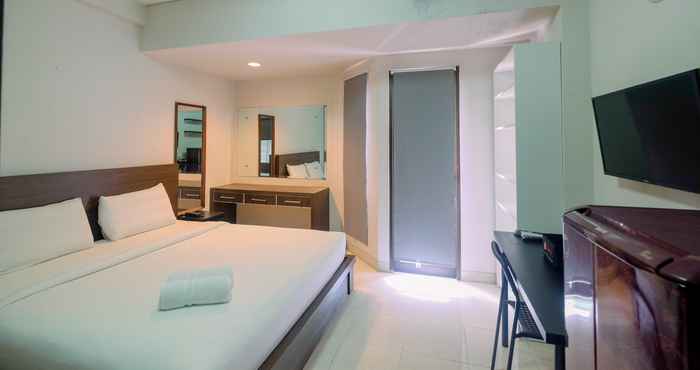 Kamar Tidur Comfy and Elegant Studio Apartment at Tamansari Sudirman By Travelio
